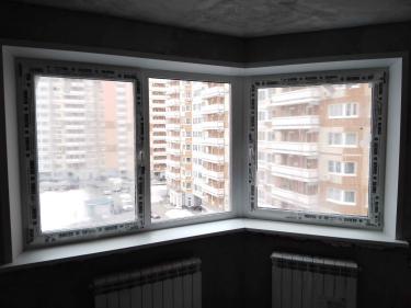 Установлены новые пластиковые окна, обеспечивающие герметичность и теплоизоляцию. Конструкция включает рамы с двойным стеклопакетом, что улучшает комфорт и защищает от внешних факторов.