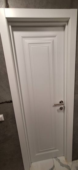 Выполнена установка запирающего механизма в деревянную дверь. Проведены работы по вырезанию отверстия, закреплению ручки и проверке функционирования. Дверь закрывается плавно и надежно.