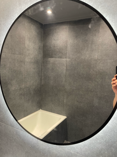 На входную дверь закреплено круглое зеркало. Проведены замеры, выполнено крепление, проверена надежность фиксации. Обеспечена безопасность и эстетика.