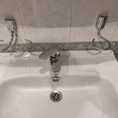 Установлена новая раковина, подключен смеситель, проверена герметичность соединений, обеспечен свободный слив воды. Обновлены крепления и уплотнители, завершена чистовая отделка.