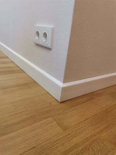 Монтаж полиуретанового/дюрополимерного/полистиролового плинтуса