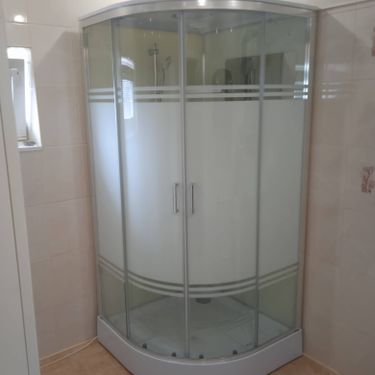 Установлена современная душевая конструкция с гидромассажной функцией. Подключены коммуникации, герметично закреплены стеклянные панели, проверена работоспособность всех систем.