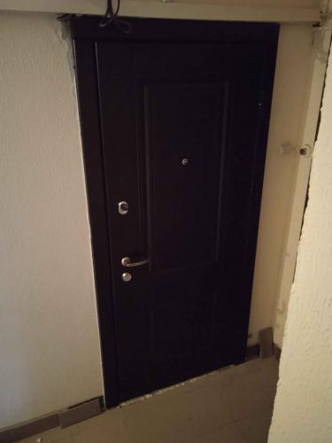 Установлена новая металлическая дверь, закреплена в проеме, отрегулированы петли, проверена работоспособность замков, устранены щели монтажной пеной, завершены отделочные работы вокруг.