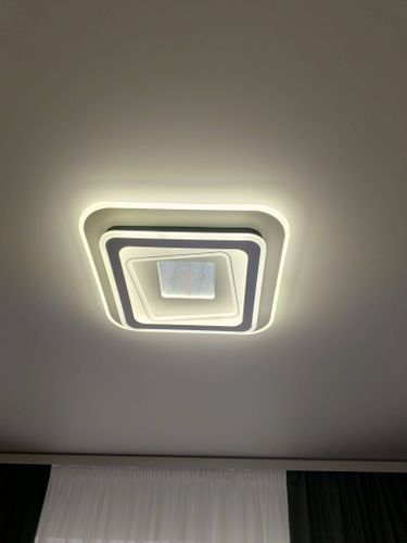 Закреплена световая конструкция на потолке. Подготовлено место, проведены провода, подключено освещение. Установлено крепление, проверена работа, обеспечена безопасность и надежность.