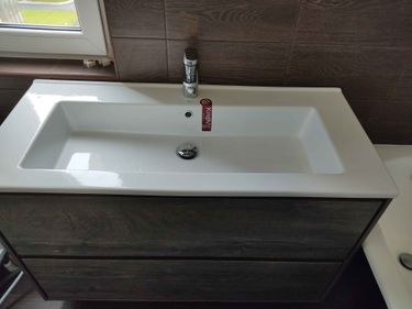 Выполнена замена кранбуксы в смесителе. Старый элемент демонтирован, установлен новый, обеспечивающий исправную работу. Проверена герметичность соединений, устранены протечки.