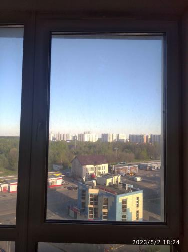 Проведена настройка створок, устранены сквозняки, отрегулированы петли, улучшена герметичность, обеспечена плавность закрытия, проверена фурнитура, восстановлена функциональность.