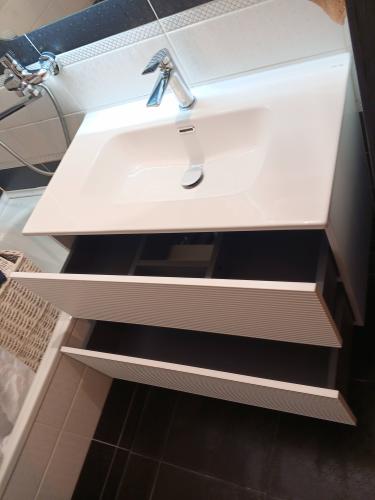 Удаление сантехники завершено: отсоединены трубы, отключены коммуникации, убран смеситель, освобождены крепления, убрана чаша, подготовлено пространство для дальнейших действий.