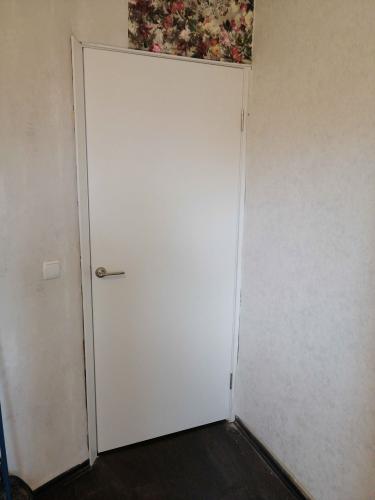 Установлен новый порог между комнатами, обеспечивающий плавный переход между напольными покрытиями. Аккуратная подгонка и фиксация для долговечности и эстетичного вида.