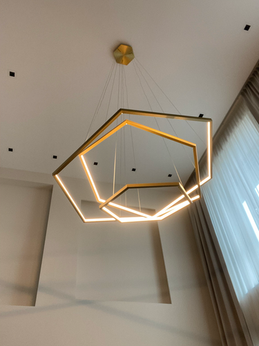 Установлено осветительное устройство на потолке, подключены провода, закреплена конструкция, проверена работа. Обеспечена надежная фиксация и безопасность. Завершено подключение.