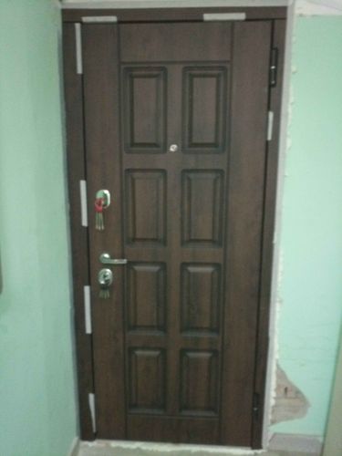 Установлена новая дверь, уменьшен проем, укреплены стены, добавлены наличники, заделаны швы, обновлена отделка, улучшена изоляция, обеспечена надежность конструкции.