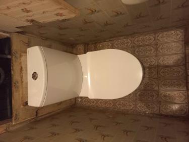 Установлен новый напольный унитаз, заменены крепления, подключены коммуникации, проверена герметичность соединений, проведена регулировка сливного механизма, очищена рабочая зона.