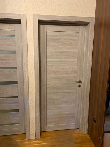 Установлена новая дверь с ручкой и коробкой, выполнена подгонка по размеру проема, закреплены петли, обеспечена плавная работа механизма, завершена отделка наличниками.