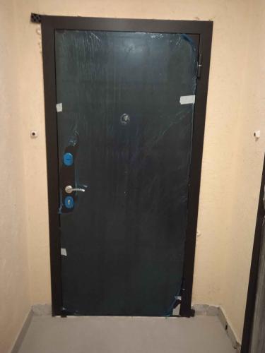 Закреплена металлическая конструкция, установлены петли, врезан замок, отрегулирована створка, обработаны стыки, проверена герметичность, выполнена финишная отделка, убран строительный мусор.