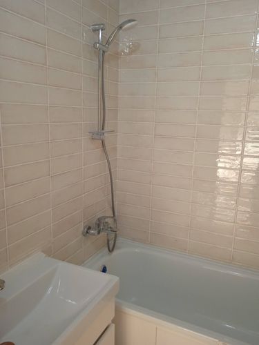 Установлены трубы для подачи воды, смонтированы смеситель, душ и раковина. Все элементы подключены, проверена герметичность, обеспечена функциональность сантехнических приборов.