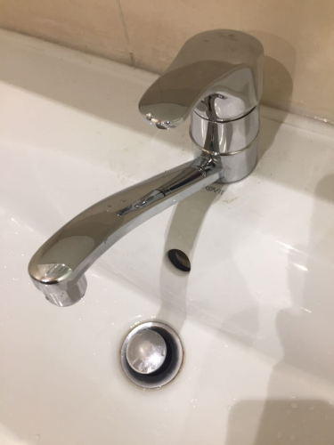 Изображение демонстрирует завершённый процесс установки распределительного узла для водоснабжения. Видно, что работа выполнена аккуратно, все элементы соединены и функционируют.