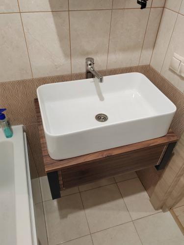 Изображена аккуратно снятая раковина, освобождены крепления, отключены трубы, удалены герметики, подготовлено место для дальнейших работ.