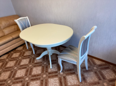 Собран стул: соединены детали, закреплены элементы, проверена устойчивость, обеспечена надежность конструкции, завершена установка, проведена проверка качества, выполнена окончательная сборка.