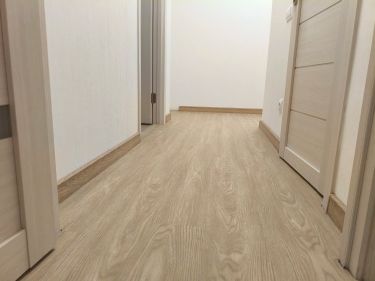 Монтаж пластикового плинтуса