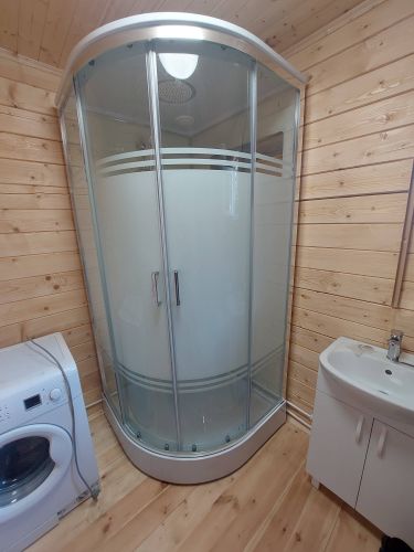 Установлено герметичное ограждение, подключены водопровод и электричество, смонтированы панели, проверена работа форсунок, закреплены двери, проверена герметичность соединений.