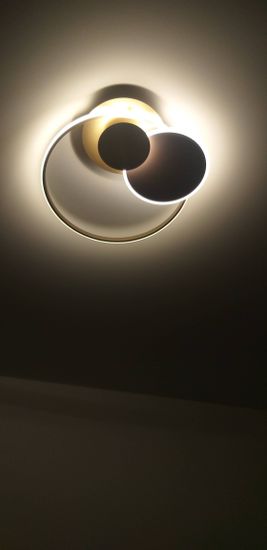 Люстра аккуратно закреплена на натяжном потолке, подключена к электросети, обеспечивая равномерное освещение. Все элементы надежно зафиксированы, проводка скрыта, внешний вид завершен.