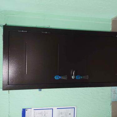 Установлена новая металлическая дверь: закреплена рама, навешено полотно, врезаны замки, отрегулированы петли, проверена герметичность, завершена отделка откосов, произведена уборка рабочего места.