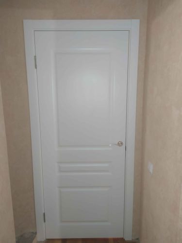 Установлена новая дверь, уменьшен проем, добавлены наличники, выполнена отделка стен, покрашены поверхности, заменены петли, обновлена фурнитура, улучшена звукоизоляция, завершена установка.