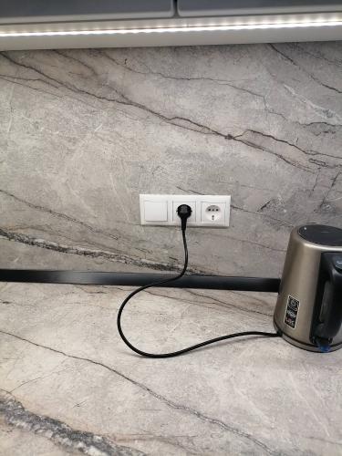 Установка розетки (на готовые коммуникации)