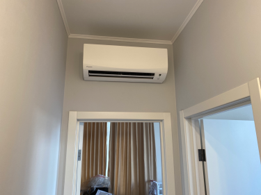 Выполнен монтаж блока на стену, подключены коммуникации, проверена герметичность соединений, произведен запуск системы, проведена настройка режимов работы, обеспечена надежная фиксация.