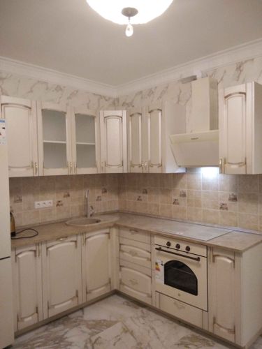 Обновлены дверцы шкафов, выполнены точные замеры и аккуратная подгонка. Установлены новые панели, улучшен внешний вид и функциональность кухонного пространства.