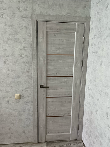 Установлена новая дверь: закреплены петли, врезана ручка, отрегулированы зазоры, проверена плавность хода. Полотно надежно фиксируется, гармонирует с интерьером.