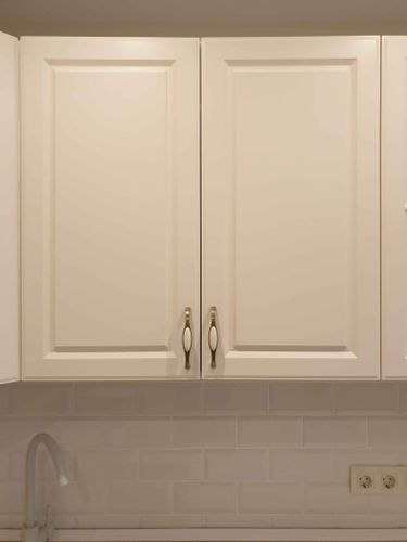 Установлены шкафы, закреплены дверцы, смонтированы ручки, подключены коммуникации, установлена столешница, выполнена подгонка элементов, завершена отделка, проверена функциональность.