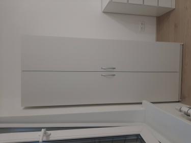 Собран шкаф: установлены дверцы, закреплены ручки, выровнены поверхности, проверена устойчивость, завершена сборка каркаса, установлены полки, обеспечена функциональность.