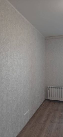 Стены очищены от старого покрытия, поверхность подготовлена к дальнейшей отделке. Полностью удалены все слои, пространство готово для новых материалов.