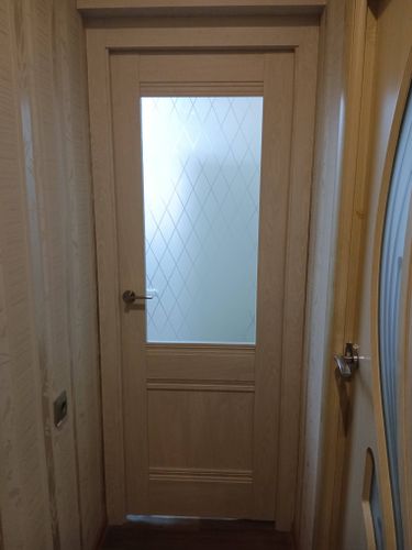 Изображение демонстрирует установленную дверь-гармошку. Проведены работы по монтажу направляющих, креплению створок, регулировке механизмов и проверке плавности открывания.