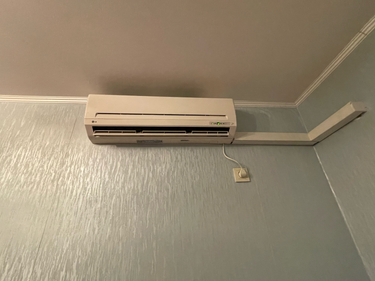 Проведена очистка фильтров, дезинфекция внутренних элементов, устранение пыли, проверка дренажной системы, восстановление оптимальной работы устройства.