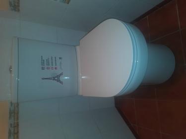 Установлен новый бачок, подключены коммуникации, проверена герметичность соединений, отрегулирована арматура для оптимального функционирования. Работа завершена, система функционирует корректно.