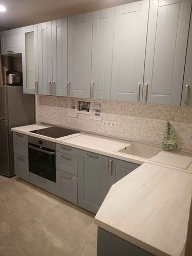 Изготовлены и установлены новые дверцы для кухонных шкафов. Все элементы аккуратно подогнаны, обеспечивая ровные линии и современный вид. Завершено обновление кухонного интерьера.