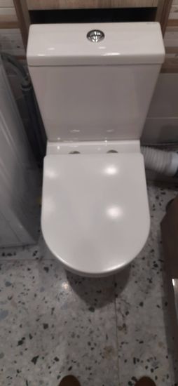 Установлен новый сливной механизм, заменена прокладка, отрегулирована арматура, устранены протечки, очищены поверхности, проверена герметичность соединений, улучшена функциональность.