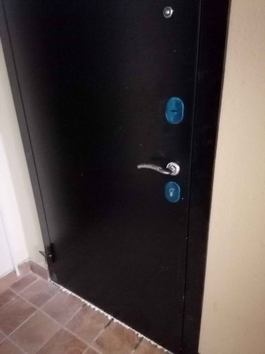 Установлена новая дверь, закреплены петли, врезан замок, отрегулирована фурнитура, проверена герметичность, выполнена отделка откосов, проведена финальная проверка на функционирование.