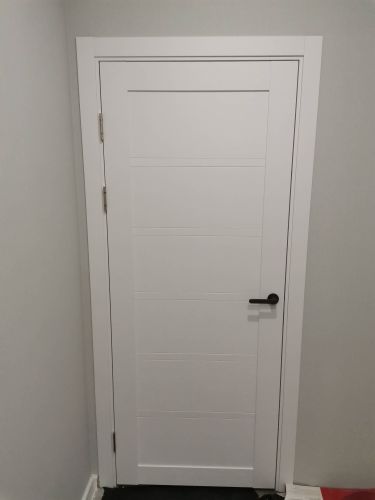 Установлен запорный механизм в деревянное полотно. Проведены работы по вырезанию отверстия, закреплению ручки и проверке функционирования. Дверь закрывается плавно и надежно.