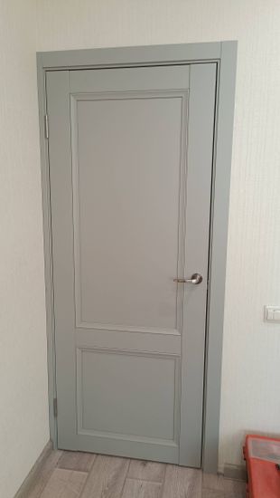 Изображена установленная дверь-гармошка. Завершены работы по монтажу: выполнена фиксация направляющих, крепление створок, установка ручек и проверка механизма. Всё функционирует корректно.