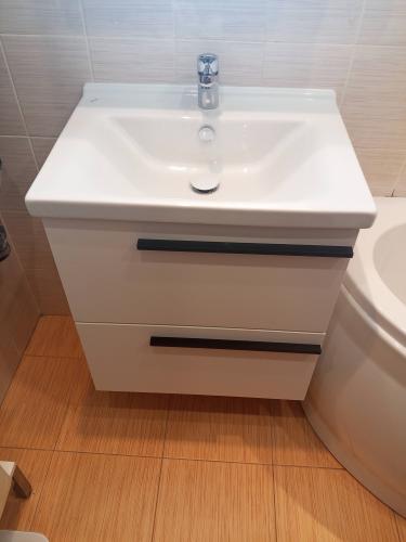 Изображение демонстрирует завершенный ремонт: устранение неисправностей крепежа, замена изношенных элементов, регулировка конструкции для плавного функционирования.