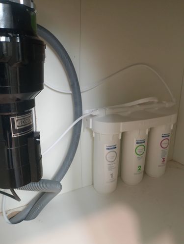 Установка проточного фильтра под мойку