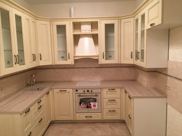 Выполнена работа по точному раскрою и подгонке кухонных панелей. Обеспечена идеальная стыковка и установка элементов, гармонично вписывающихся в общий интерьер.