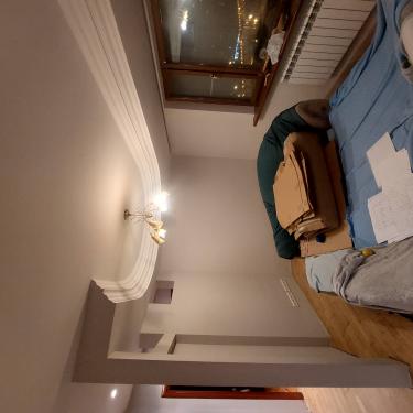 Отделка завершена: поверхность вагонки покрыта равномерным слоем краски, обеспечивающим гладкость и однородность. Интерьер обновлен, создавая уютную атмосферу в помещении.