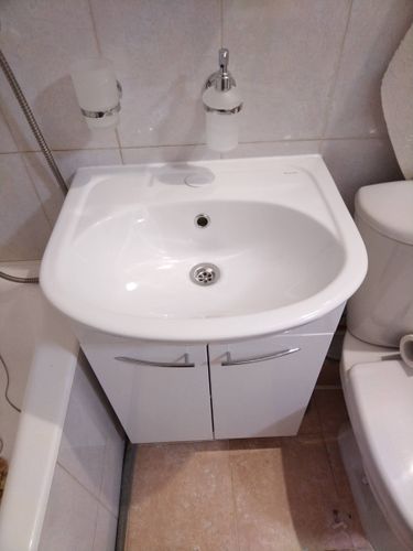Установка раковины с тумбой