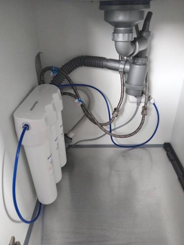 Установка проточного фильтра под мойку