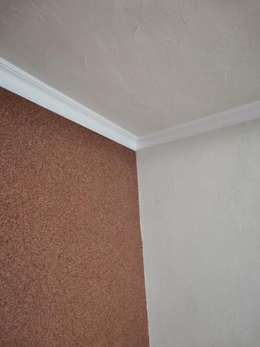 Монтаж потолочного полистрирол/пенополистирол плинтуса