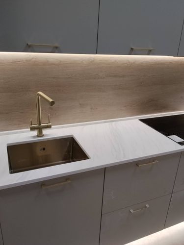 Сборка и установка кухонного каркаса Установка столешницы из искусственного камня Шлифовка каменной столешницы