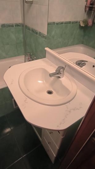 Под раковиной смонтирована система очистки жидкости. Присоединены трубопроводы, закреплены фильтрующие элементы, проверена герметичность соединений, обеспечена надежная эксплуатация.